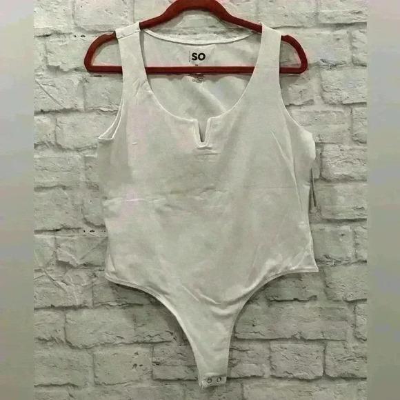 SO Tops - SO Women's JR White V-Neck Tank Bodysuit JR:XL Snap Closure